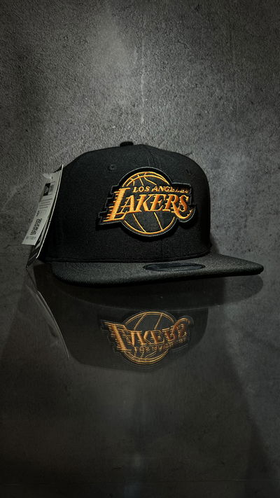 GORRA CERRADA LAKER NEGRA  