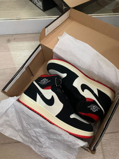 Nike jordan Negro y rojo - importado