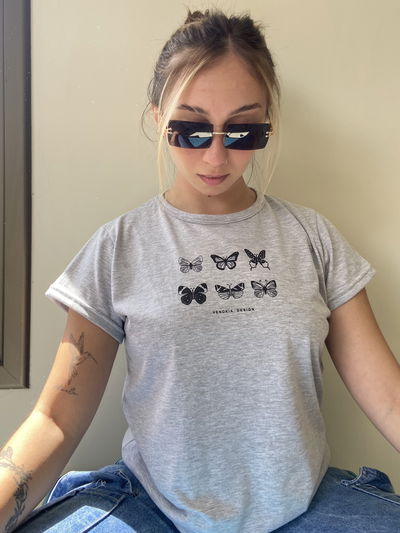 REMERA MARIPOSA || GRIS MELANGE