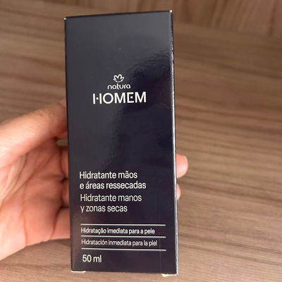 crema de manos de hombre