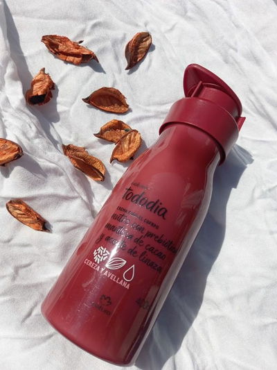 Crema corporal cereza y avellanas 