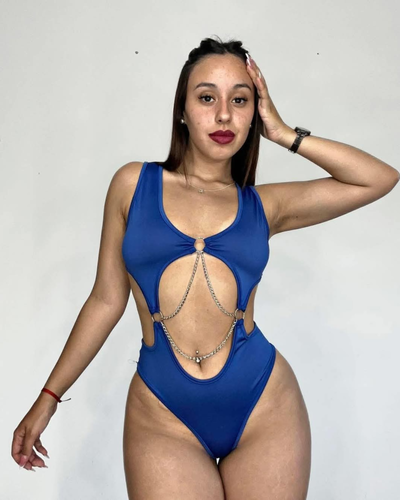 Maya con cadena 