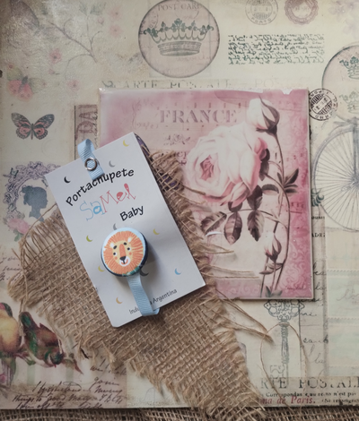 Portachupetes Botón | Gabardina | Delicado y Práctico