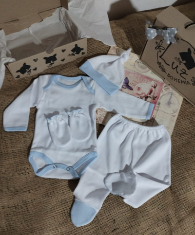 Ajuar Recibidor Luz Esencial Blanco con Vivo Celeste | 4 Piezas Algodón 100%