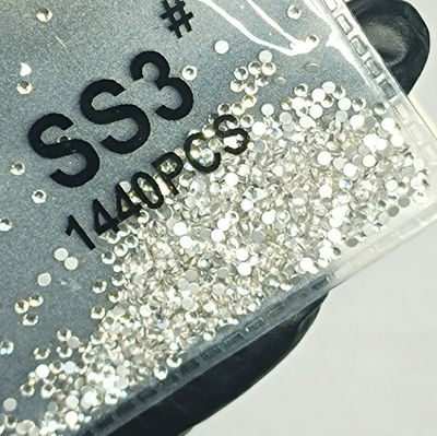 Strass plateados.