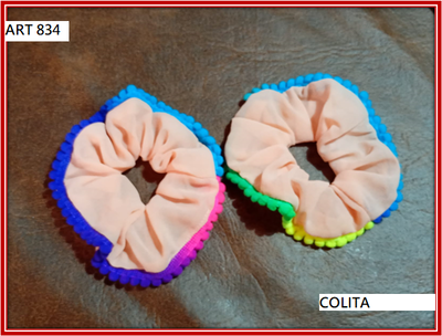 ART 834 COLITA CON POMPONES