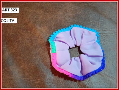 ART 323 COLITA CON POMPONES