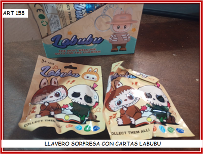 ART 158 LLAVERO SORPRESA LABUBU CON CARTAS