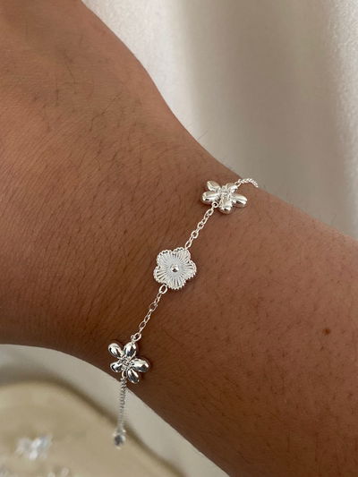 Pulsera flores blancas 