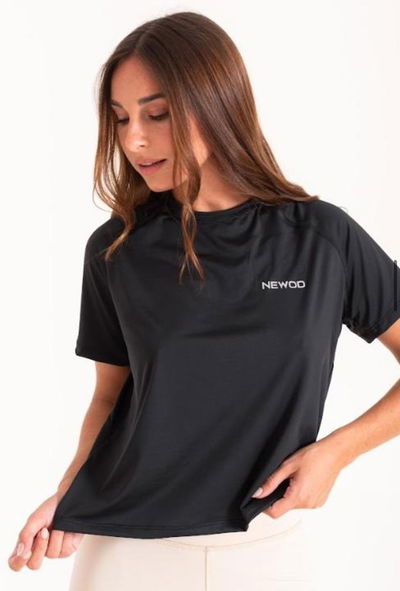 Remera deportiva manga corta con corte laser en espalda