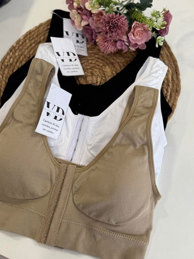 Top con prendedor adelante