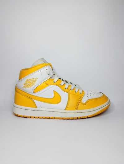 NIKE AIR JORDAN 1 MID WHITE UNIVERSITY GOLD