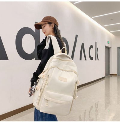 Mochila importada con llavero natural