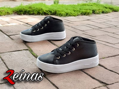 BOTITA CUERO PU NEGRO CON CORDERITO 
