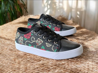 ZAPATILLAS CALAVERAS & P.U. NEGRO 