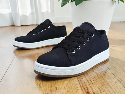 ZAPATILLAS DE LONA NEGRA