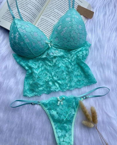 Conjunto triangulo  con puntilla 