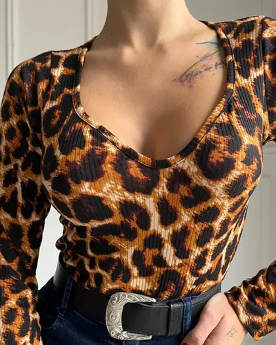Camiseta V print