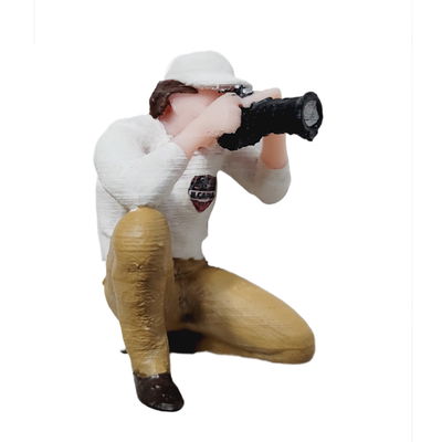 Fotógrafo agachado