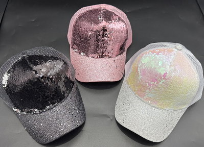 Gorra con lentejuelas y brillos