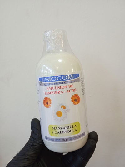 BIOCOM Emulsion limpieza p/cutis con acné c/manzanilla Emulsión 250 cc