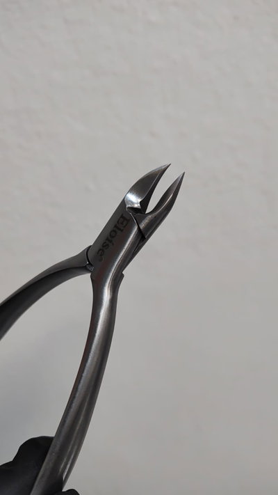 ALICATE PARA UÑAS CURVO