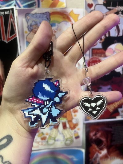 Llavero Deltarune Kris y Phonecharm Escudo