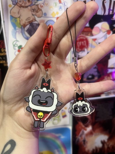 Llavero y phonecharm Cult of the lamb