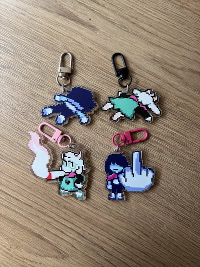 Llaveros deltarune ( Kris y Ralsei tirados - Kris fuck u - Ralsei porro)