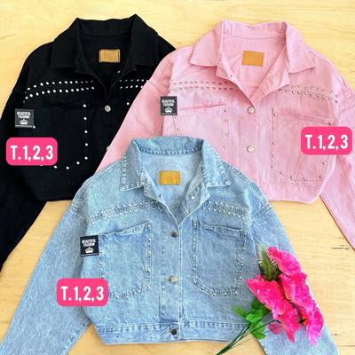 Campera de jeans mom con tachas / Talle 2 / CELESTE 