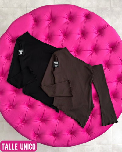 Remera asimétrica frizada / Talle unico 