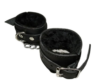 ESPOSAS NEGRAS DE ECOCUERO CON CADENA Y PELUCHE