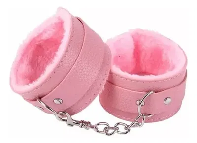 ESPOSAS DE ECOCUERO CON CADENA Y PELUCHE ROSA