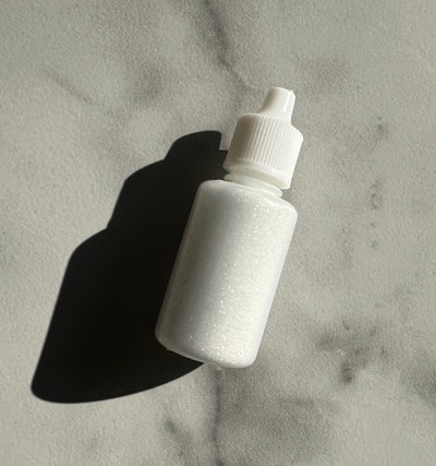 glitter en gotero blanco