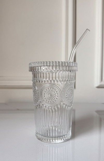 Vaso de vidrio con tapa y sorbete