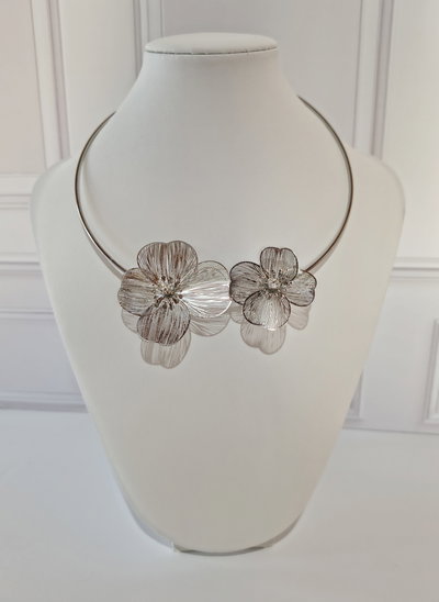Choker Rígido Flor Plateada 