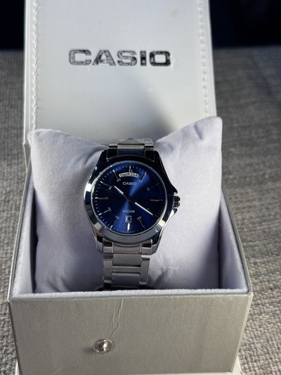 Casio Date Azul Acero (Grado AAA)