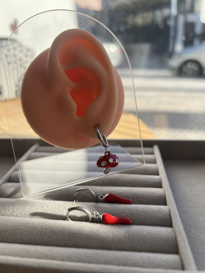 Argollitas con Dije Esmaltado (Honguito / Cuernito amuleto)