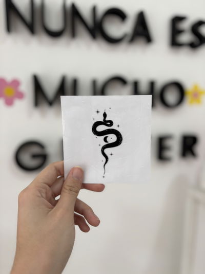 Sticker atrapasol - serpiente cosmica