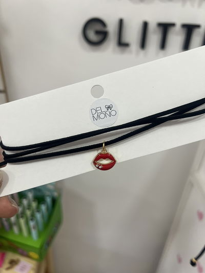 Chocker dorado gamuza | labios rojos