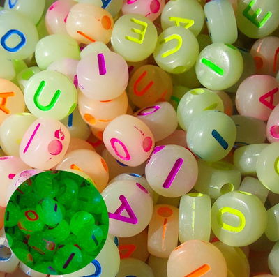 Letras vocales luminosas 7x7mm (brillan en la oscuridad) 400u aprox (50g)