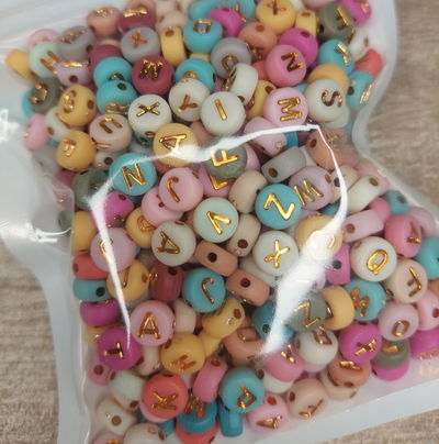Letras pastel con dorado 380u aprox (50g)
