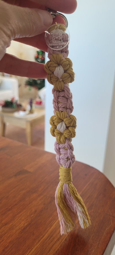 Llaveros margarita macrame