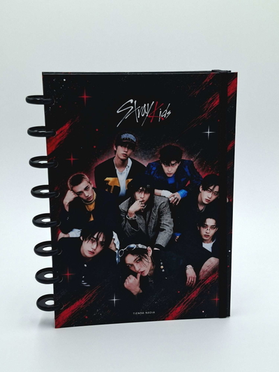 Cuaderno A5 "Stray Kids" Tapa dura con sistema de discos