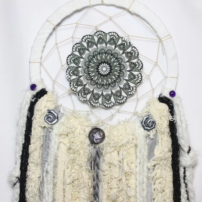 Atrapa blanco mandala centro negro