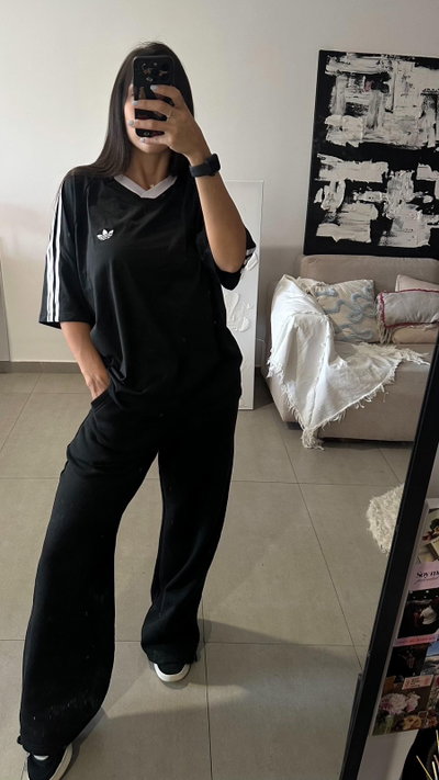 Remera Adi cuello V
