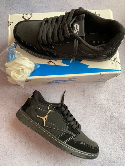 Travis total black 
