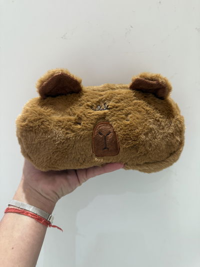 Capibara Cartuchera de Peluche Modelo Acostada 