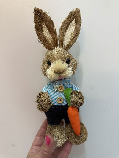 Pascuas conejo decorativo 22 cm Modelo zanahoria, camisa y pantalones azul 