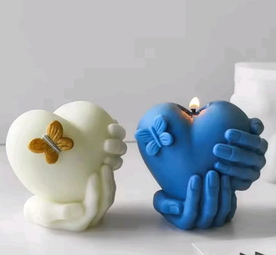 Molde corazón entre manos